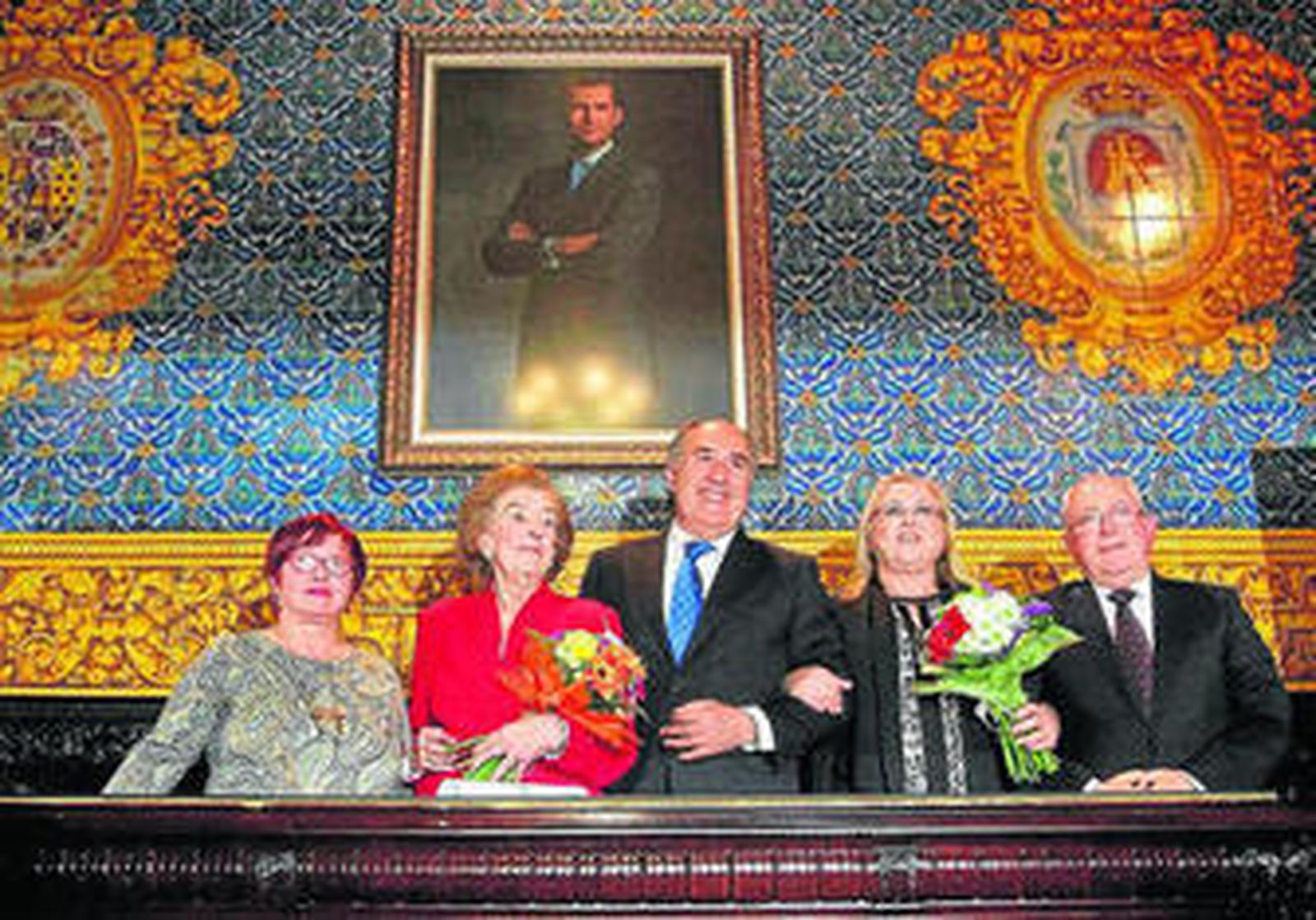 Imagen de las tres reconocidas por el Ayuntamiento, ayer con el alcalde y el concejal de Fomento.