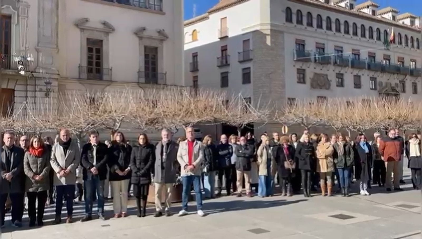 La capital jiennense guarda un minuto de silencio por las víctimas del accidente ferroviario en Adamuz