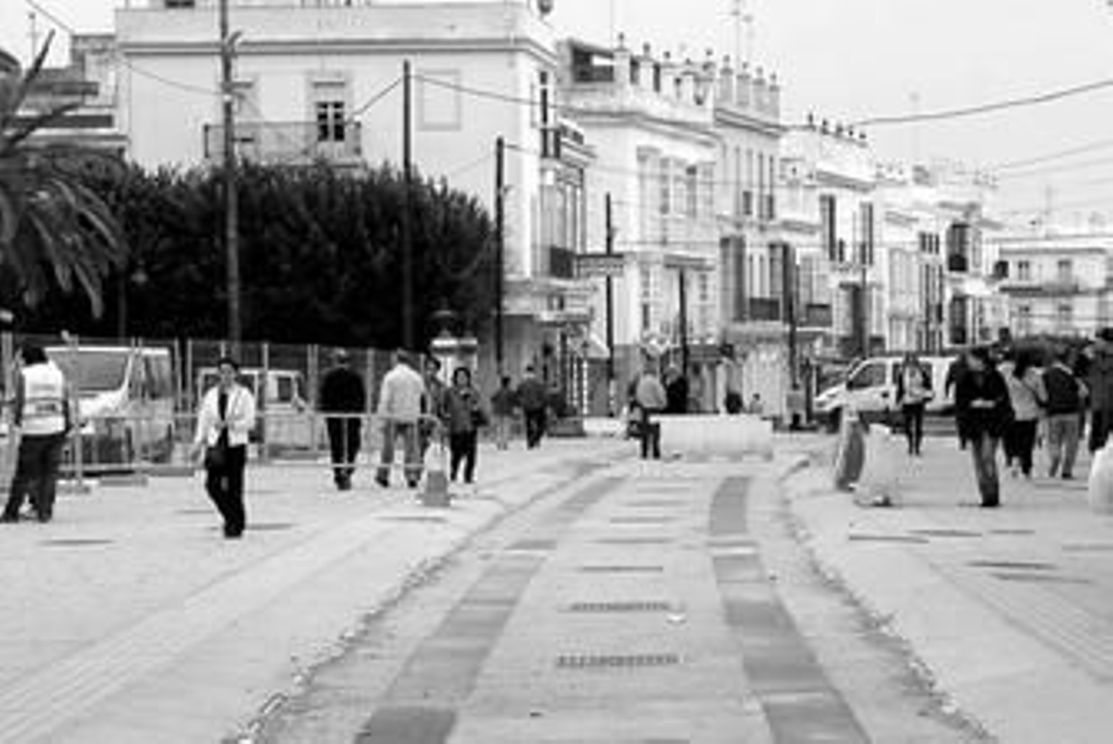 Aspecto que ofrece la calle Real de cara a la Semana Santa, con el tramo central relleno de hormigón.
