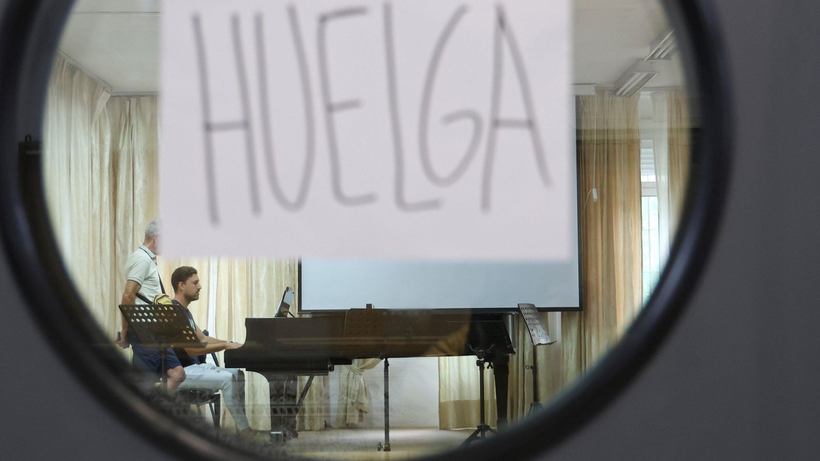 Un alumno estudiando piano en un aula de Superior. Un alumno estudiando piano en un aula de Superior.