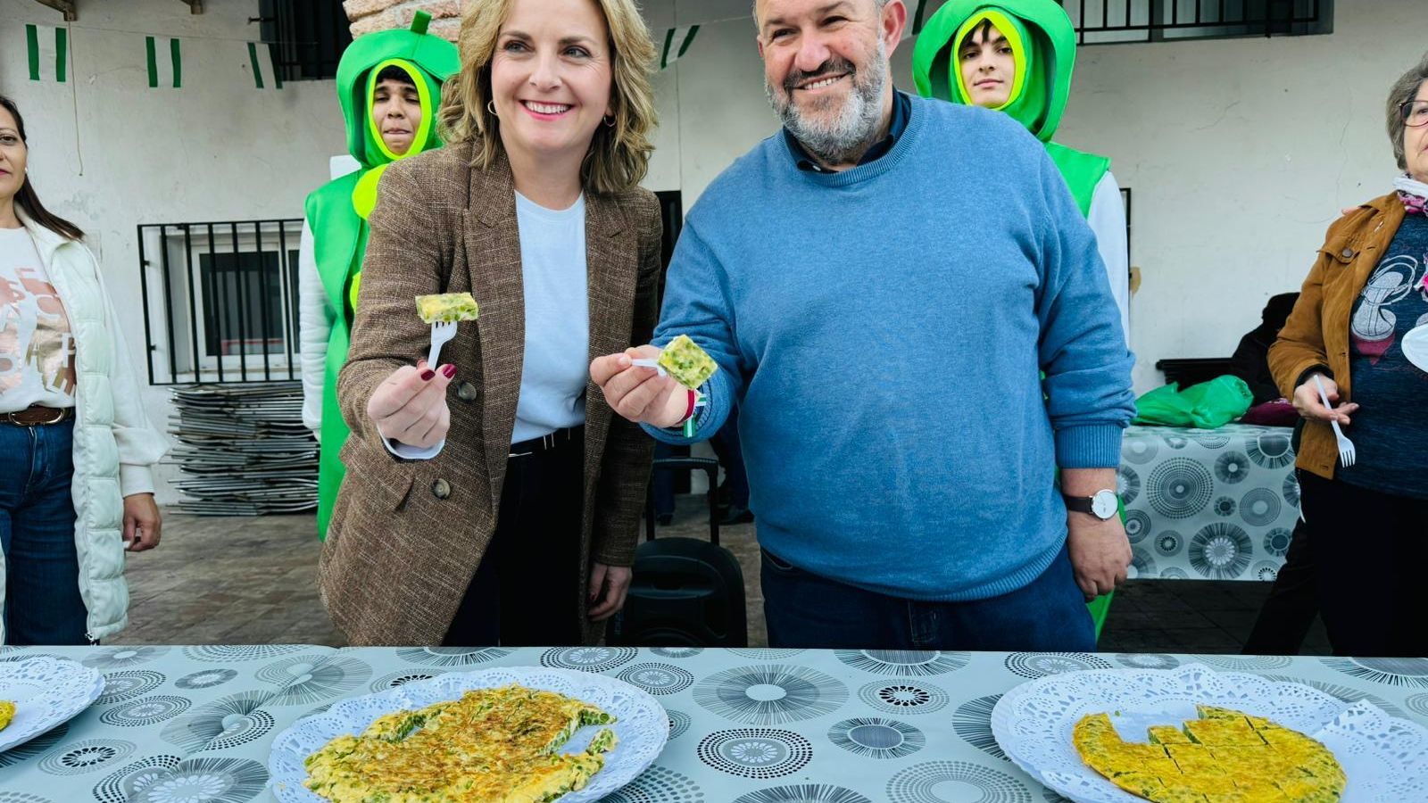 El acalde y la diputada han degustado la tortilla de tirabeques.