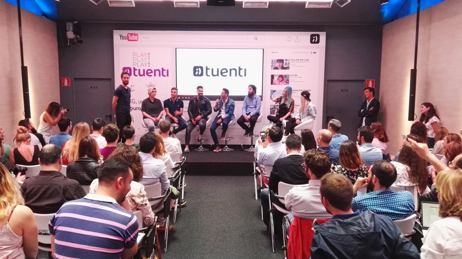 El humorista David Broncano junto a los 'youtubers' que participarán en el nuevo canal de Tuenti.