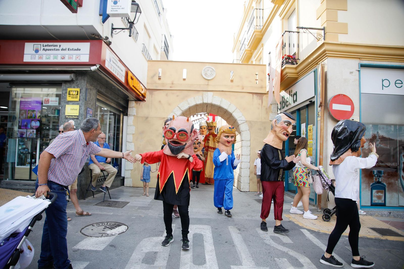 Desfile de Gigantes y Cabezudos de Vera, en imágenes