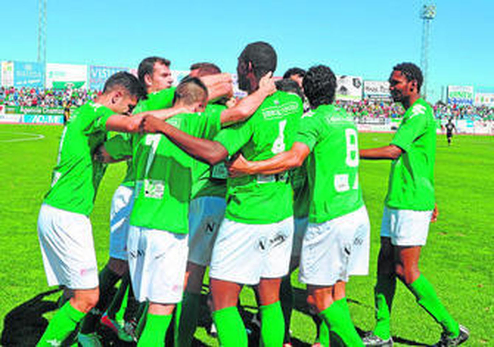 Vadillo es derribado por el lateral izquierdo del Albacete Zurdo cuando intentaba dribarlo.