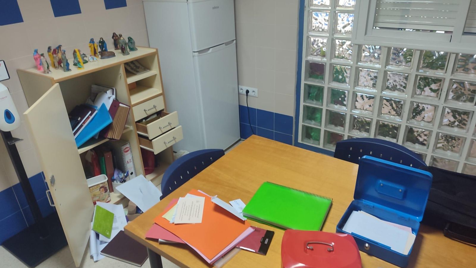 Imagen de la sala destinada al Ampa, con todo por los suelos.