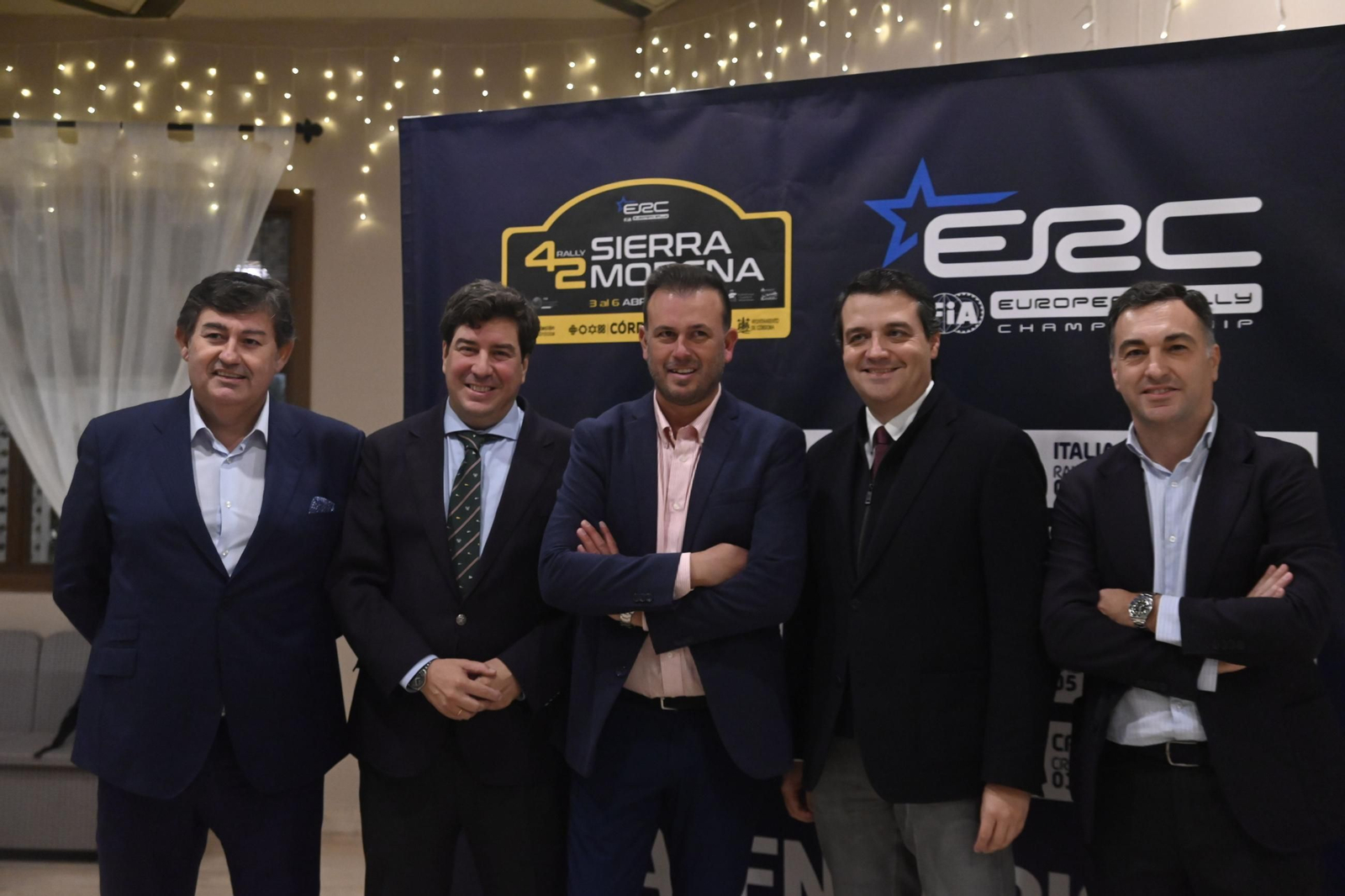 Manuel Muñoz posa junto al alcalde y los exconsejeros del Córdoba CF, Javier González Calvo, Jesús Coca y Miguel Gómez.