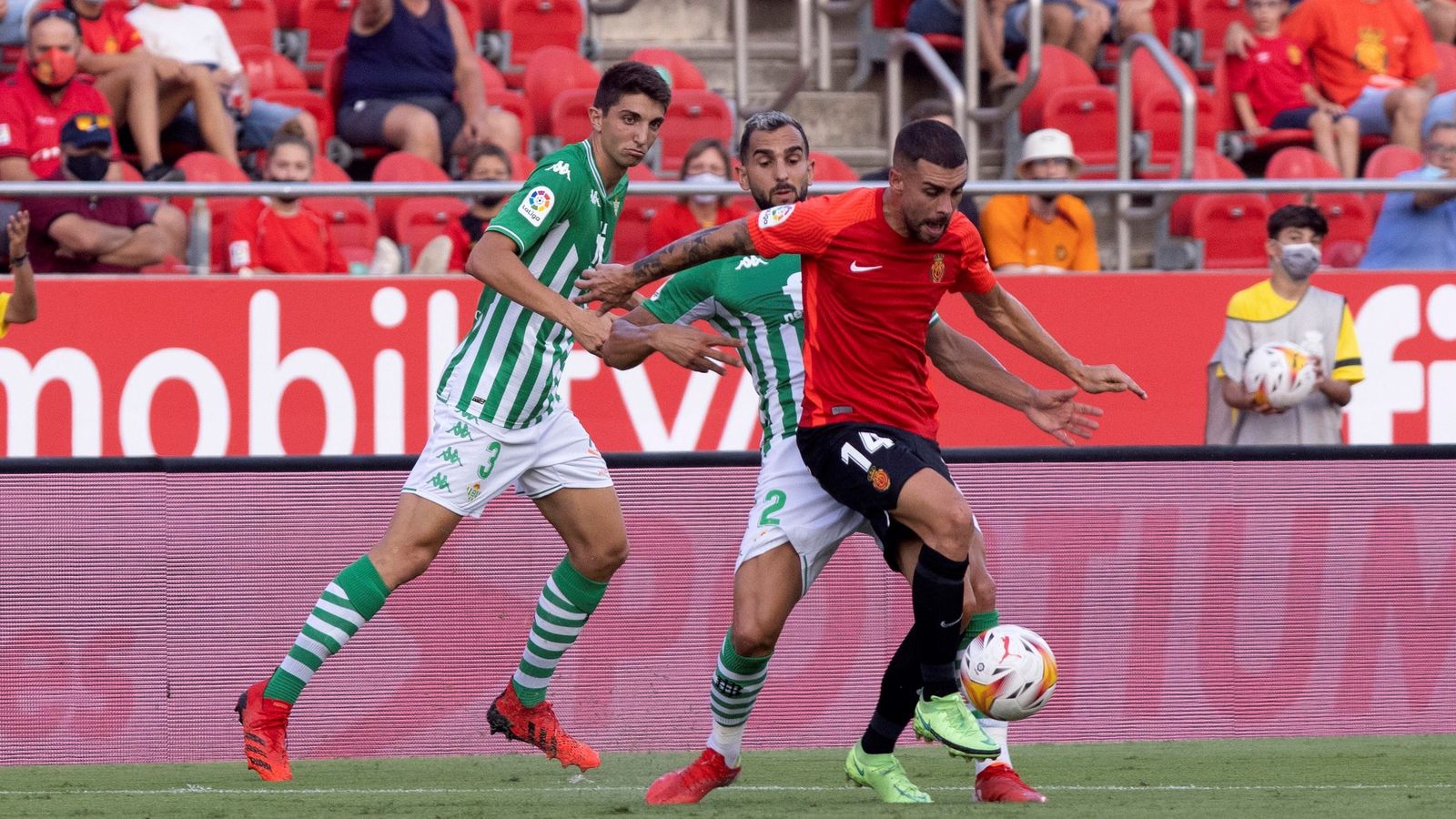 Montoya intenta robarle un balón a Dani Rodríguez.