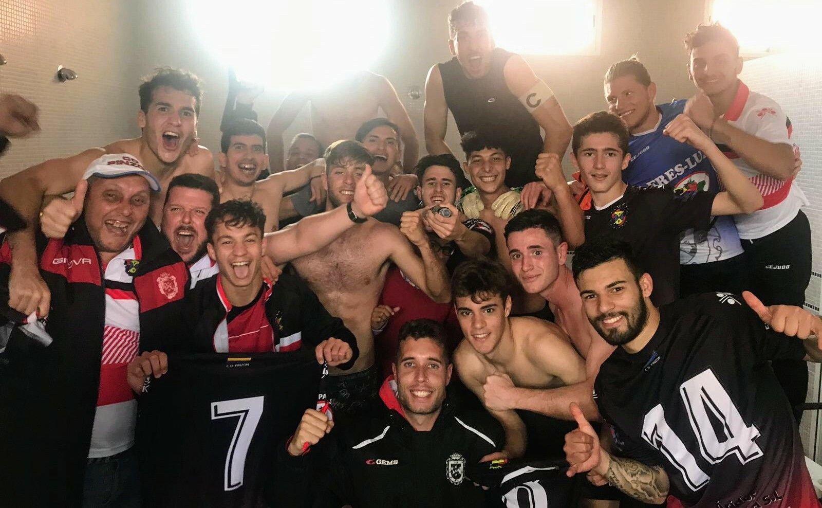 Los jugadores del Pinzón celebran la victoria en el vestuario.
