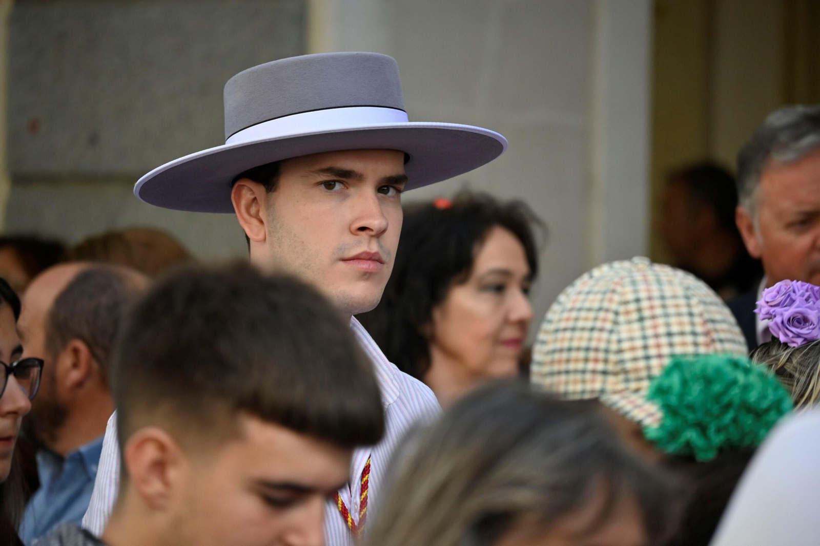Imágenes de los peregrinos de la Hermandad de Emigrantes en su salida por las calles de Huelva