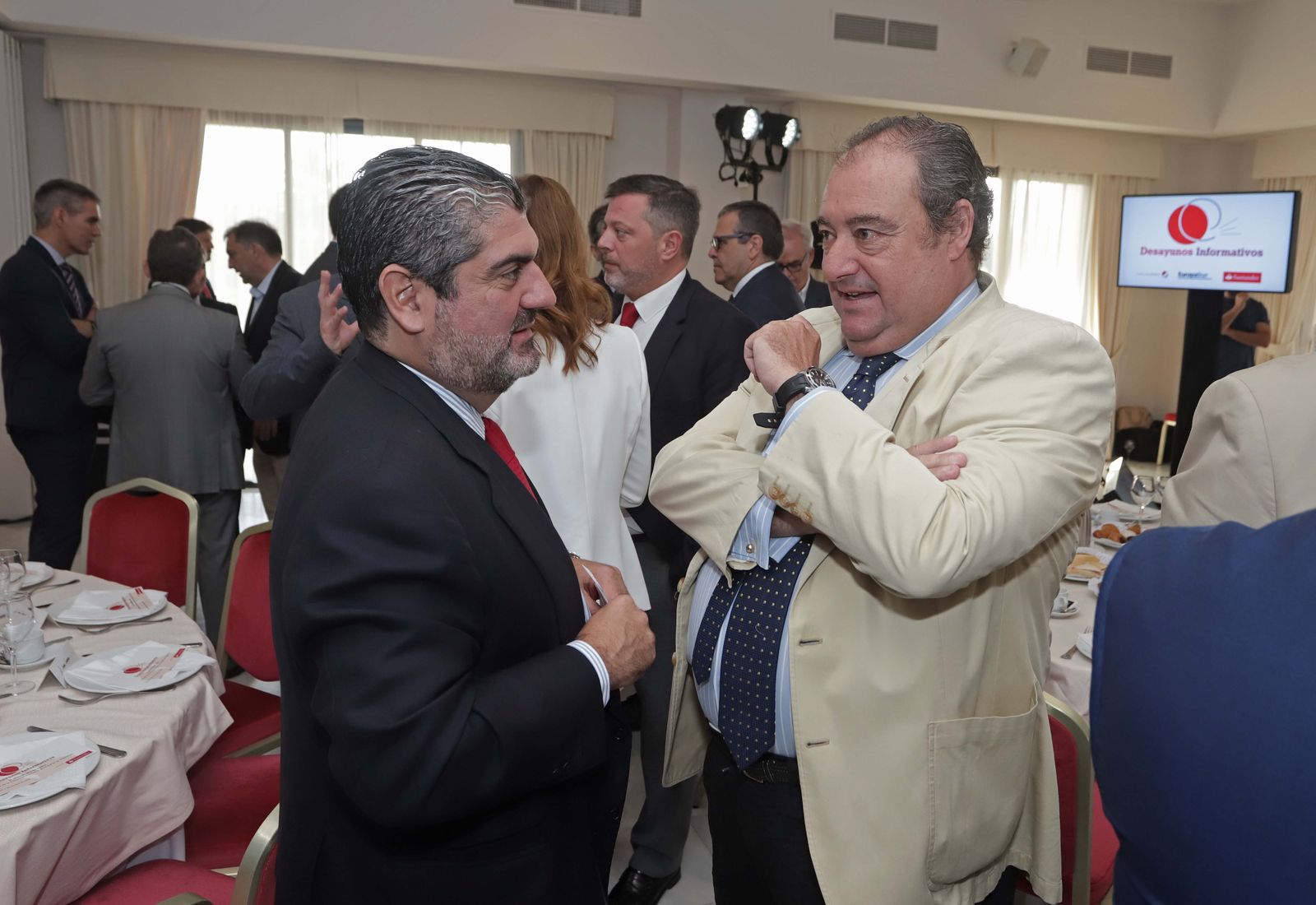 El director territorial del Banco Santander para Andalucía, Luis Rodríguez de la Fuente, conversa con el director general del Grupo Joly, Tomás Valiente.