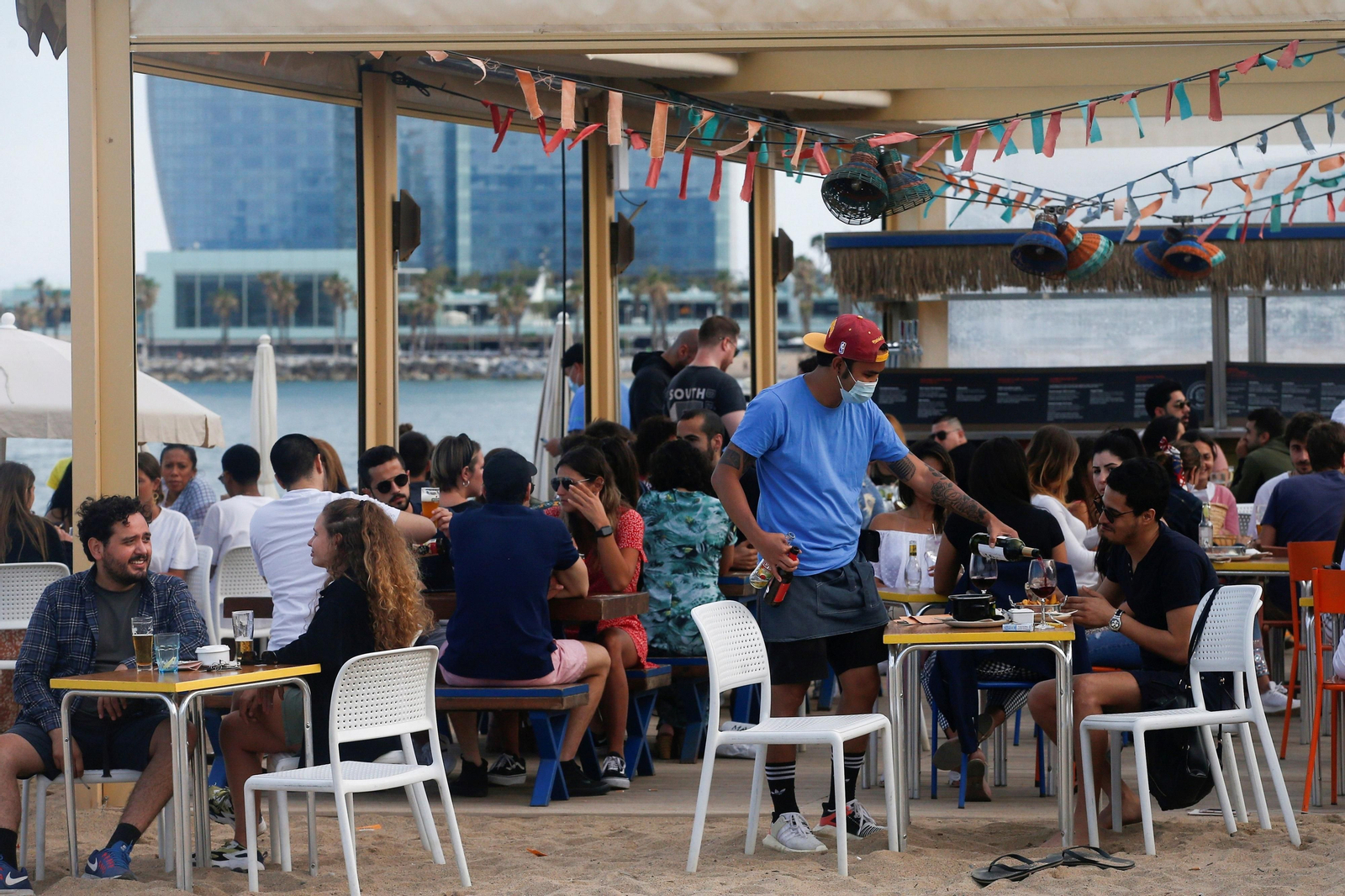 Un bar repleto en la Barceloneta