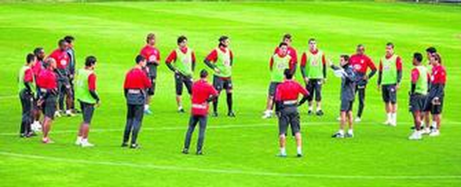 Quique Flores motiva a su grupo en una charla celebrada durante el entrenamiento del Atlético en el día de ayer.