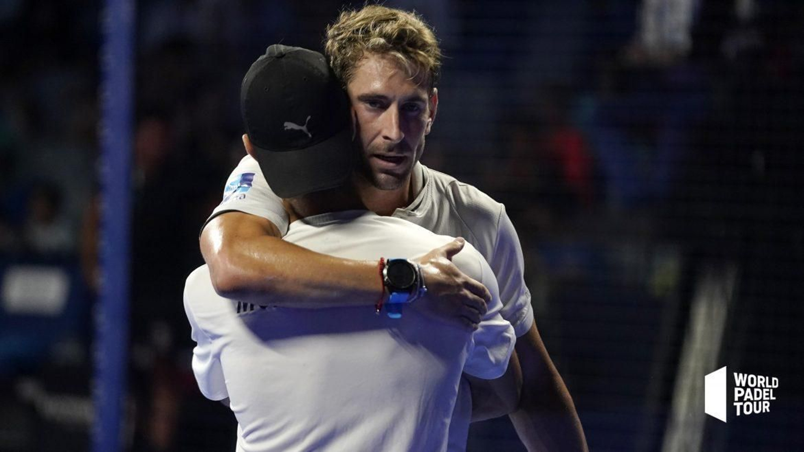 Alex y Momo se abrazan tras la victoria.