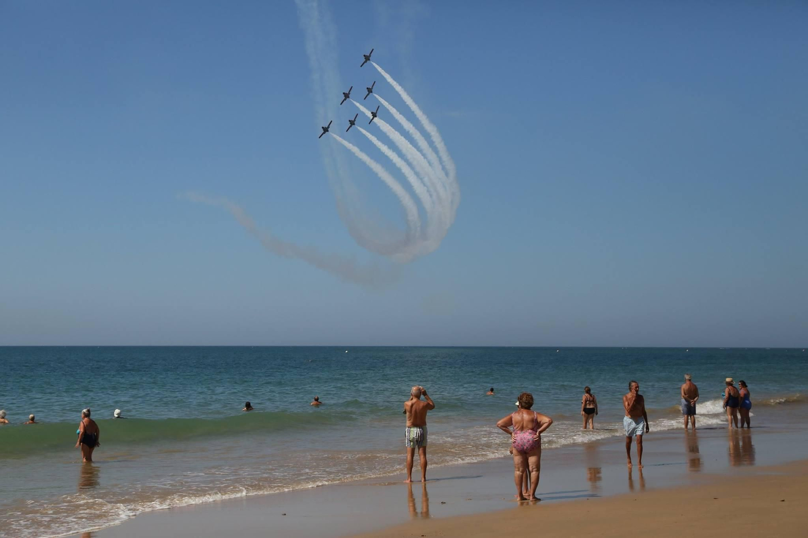 Espectaculares fotos de las acrobacias de la Patrulla Águila: cuatro décadas surcando los cielos