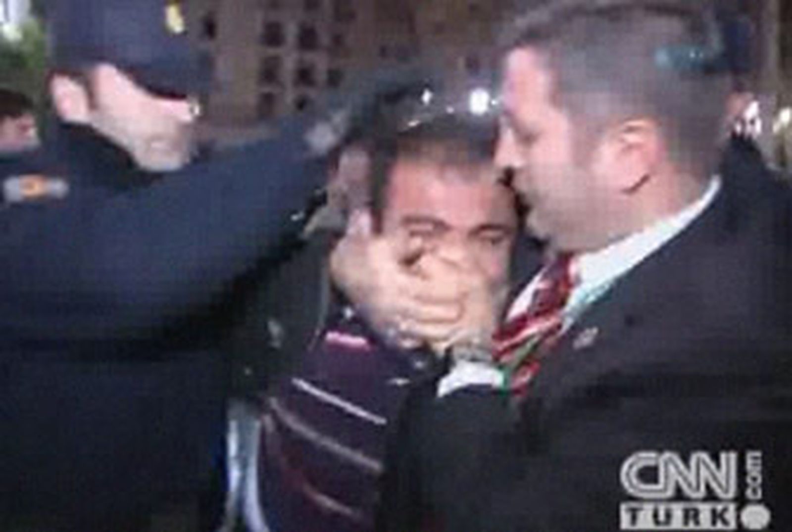 El joven kurdo que arrojó un zapato al primer ministro turco se querella contra su escolta