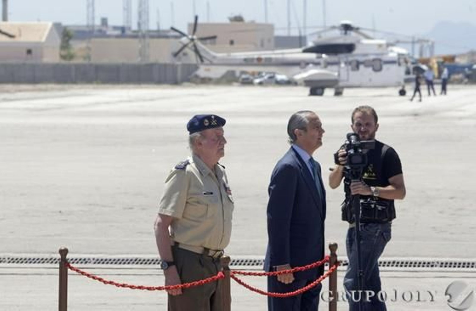 Don Juan Carlos muestra su apoyo a los pescadores y a la Guardia Civil por el trabajo que realizan./Erasmo Fenoy