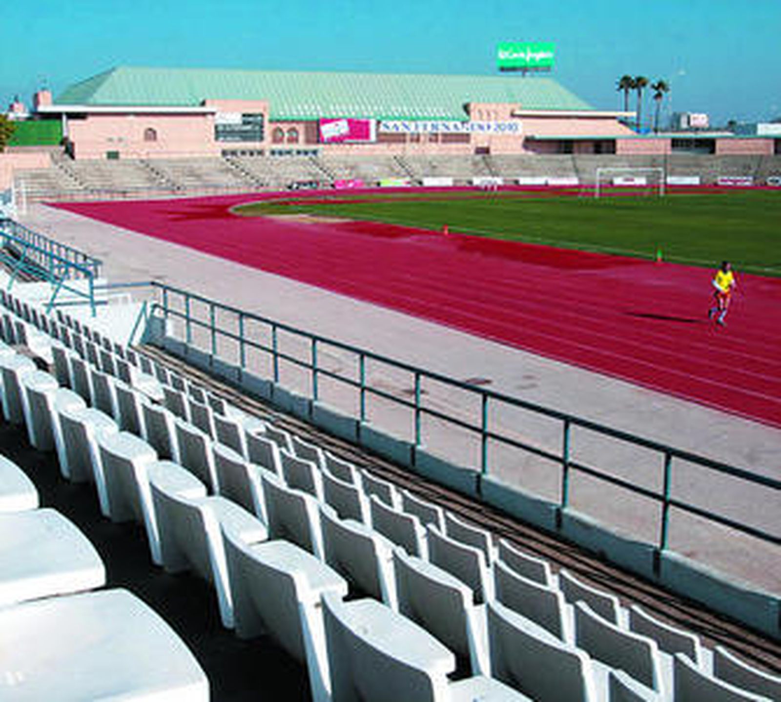 Aspecto actual de las gradas y de las pistas del estadio de Bahía Sur.