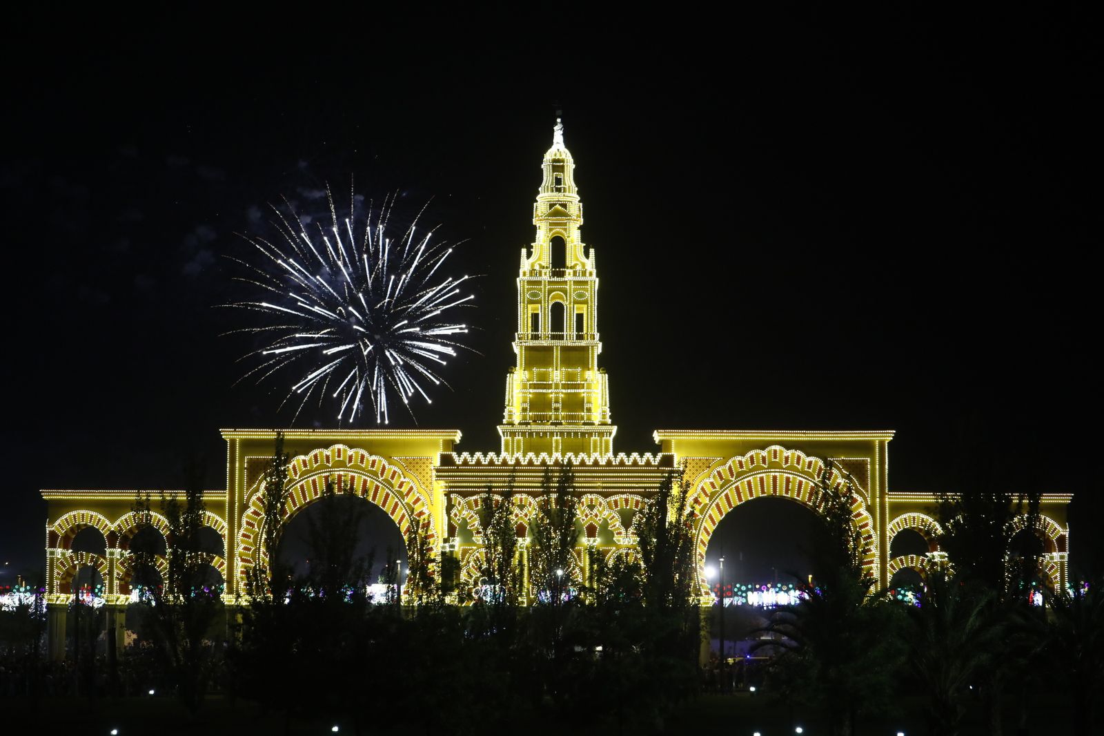 El encendido de la portada de la Feria de Córdoba, en fotografías