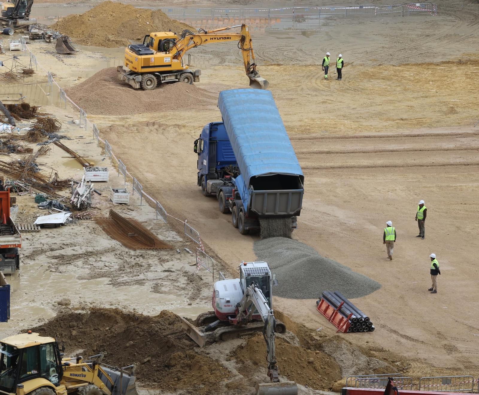 Visita del presidente de la R Federación Española de Fútbol a las obras del  Estadio de La Cartuja
