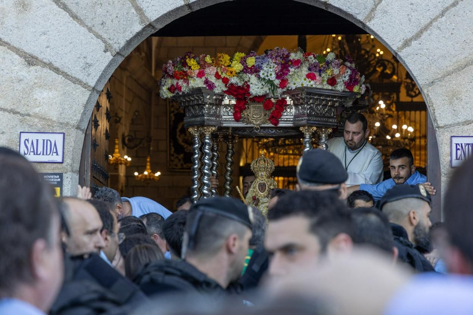 Miles de romeros acuden al encuentro de la Virgen de la Cabeza en su romería