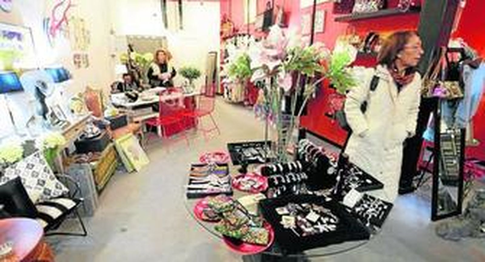 Artículos de decoración comparten espacio con complementos y ropa.