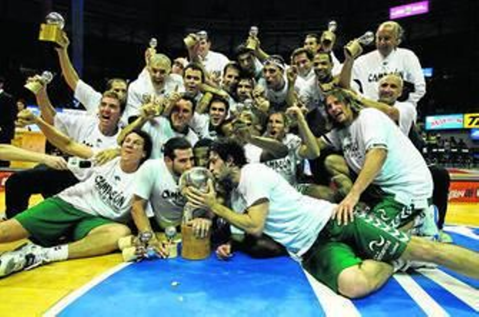 Los jugadores celebran el título desde el parqué.
