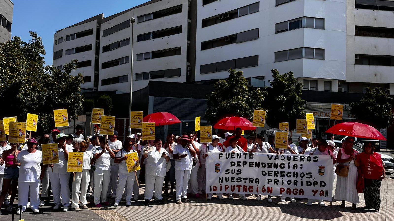 Concentración en la entrada de la Diputación, en la que han participado trabajadoras de este servicio de Fuente Vaqueros