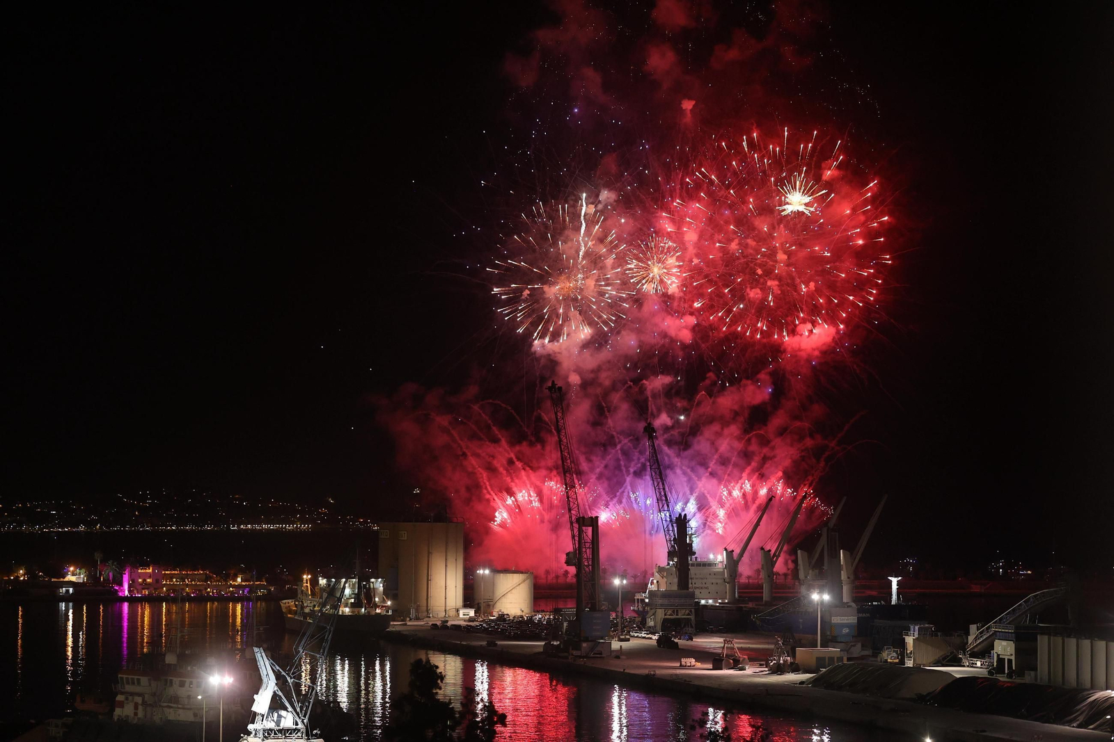 Espectáculo piromusical que da comienzo a la Feria de Málaga 2025.