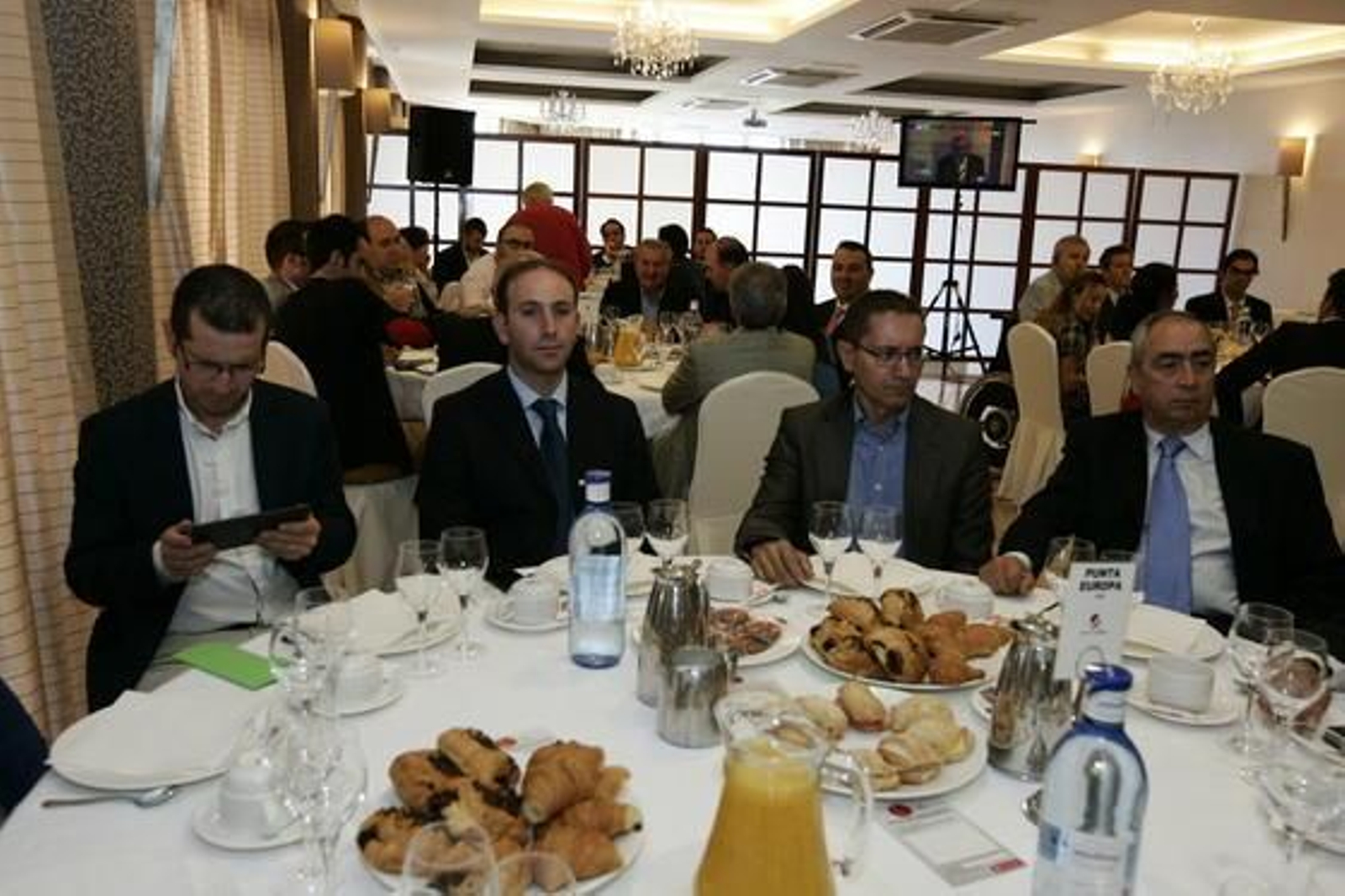 Jorge Morquecho (Cajasur), Ildefonso Pastrana (Cajamar), Sofía Fuentes del Río (Cecofar), Laura Ruiz, José María Bellido y Blanca Córdoba, tenientes d ealcalde del Ayuntamiento, Fernando Ortega (Malaga Hoy), Ana Tamayo (teniente de alcalde) y Jacinto Mañas (Cajasur)


Foto: Rafael G. / Javier Alonso