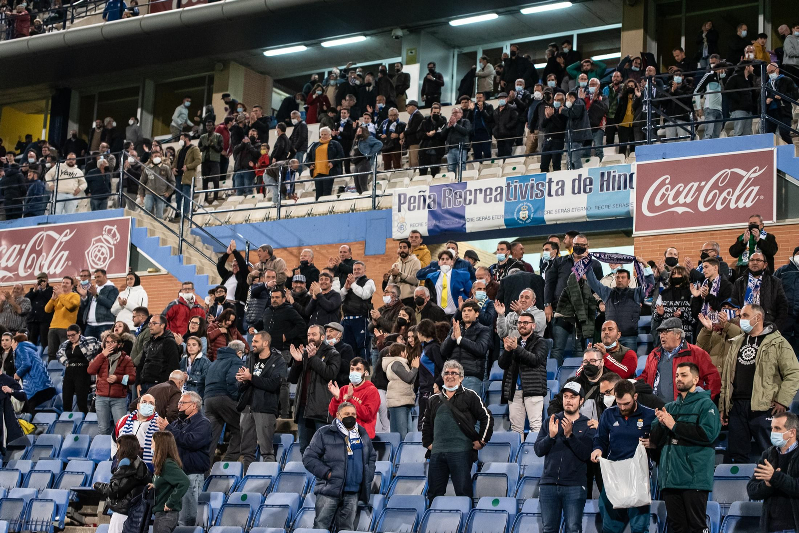 Imágenes del ambiente en las gradas del Recre - Conil