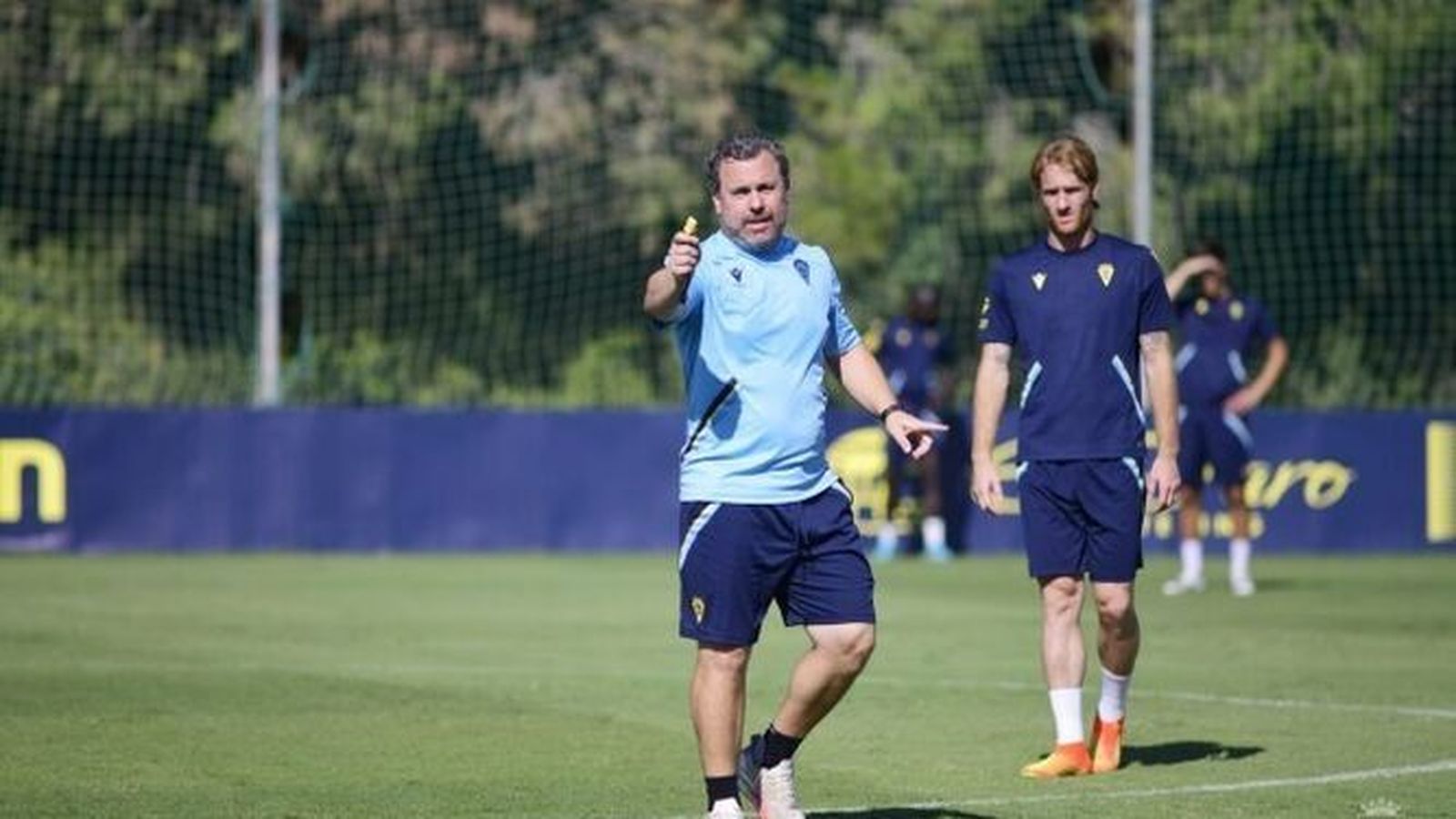 Sergio realiza alguna indicación con Álex a su espalda.