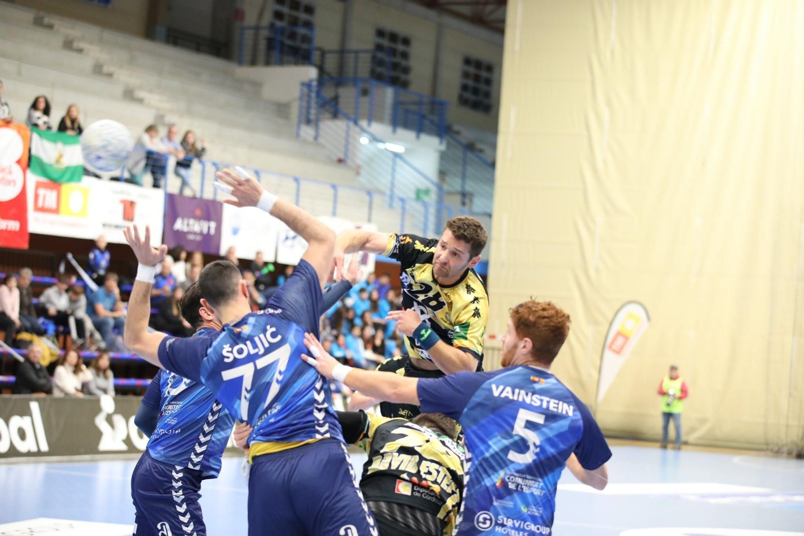 Chen Pomeranz lanza ante la oposición de la defensa del Benidorm.