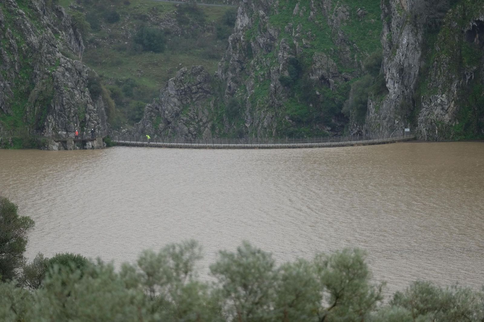 El nivel del agua se encuentra muy cerca de la corona de la presa.