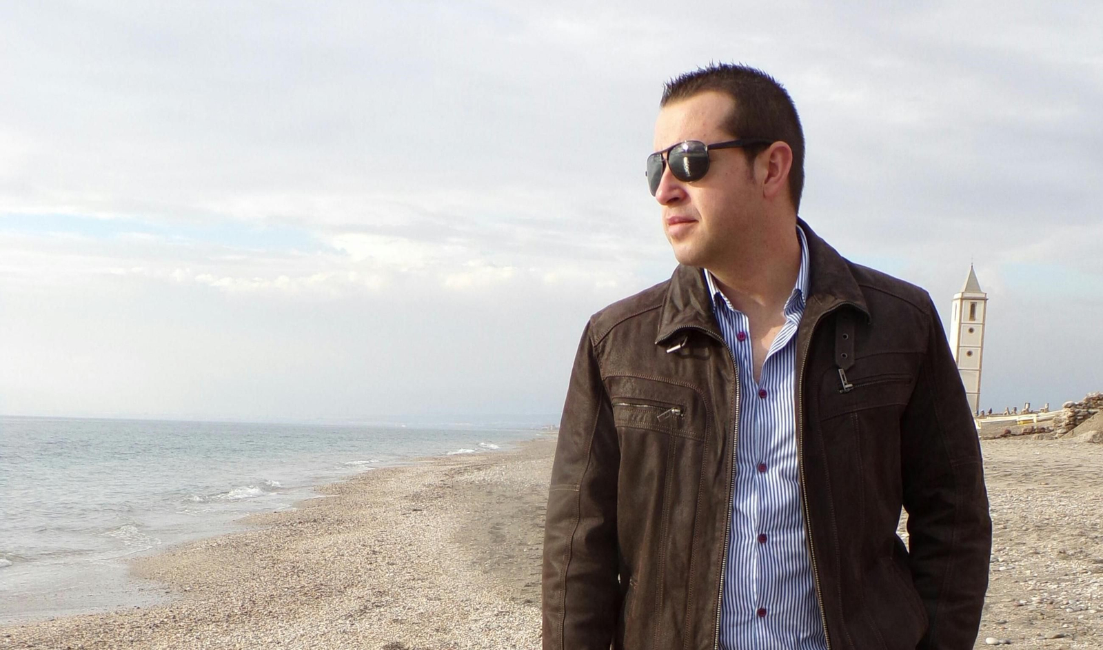 Fran Dark con la iglesia de Las Salinas al fondo.