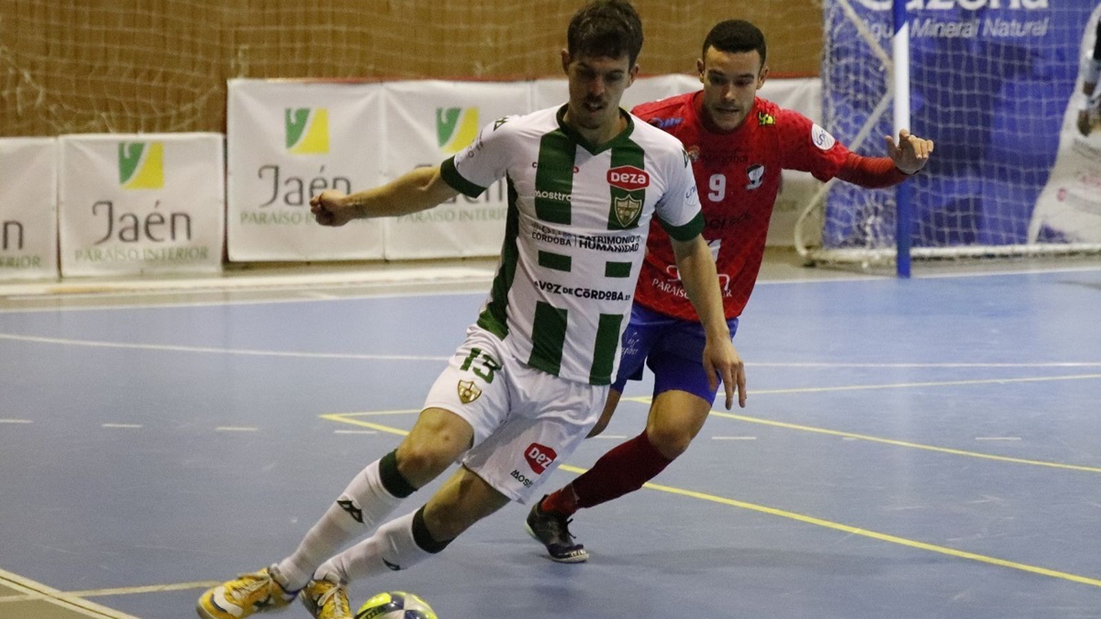 Keko protege el balón ante la presión de un contrario.