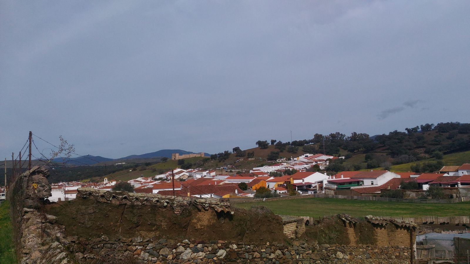 El Real de la Jara, con su castillo arriba.