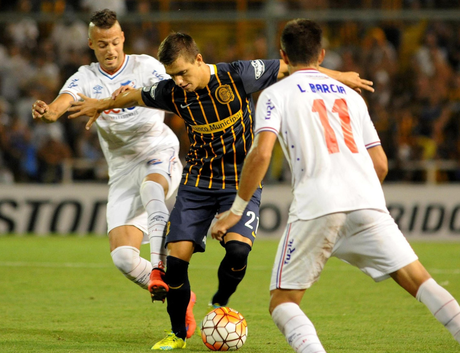 Lo Celso controla el balón en un partido con Rosario Central.