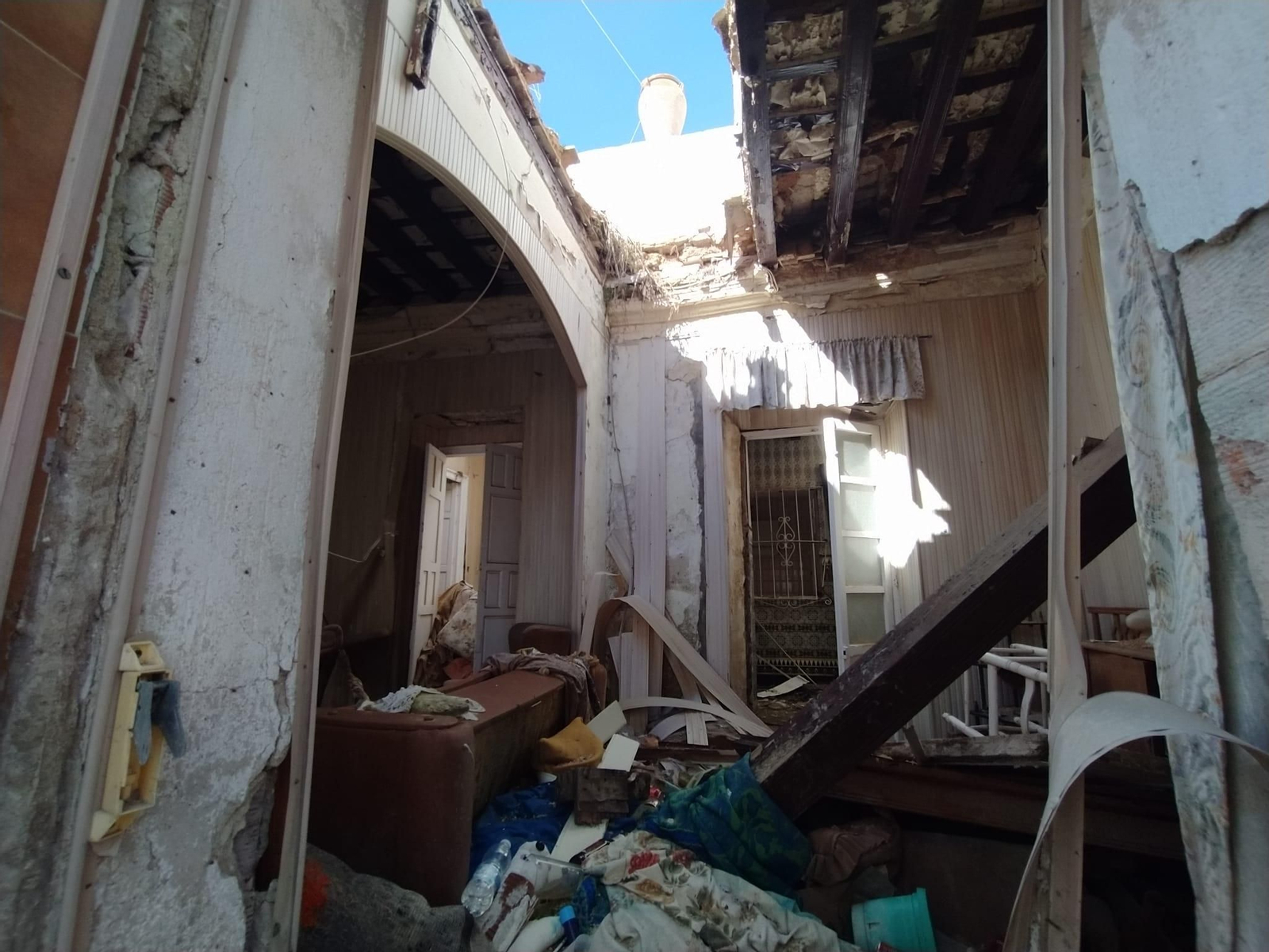 Ruinoso estado que presenta el inmueble de la calle Calderón de la Barca en el que va a intervenir el Ayuntamiento de San Fernando