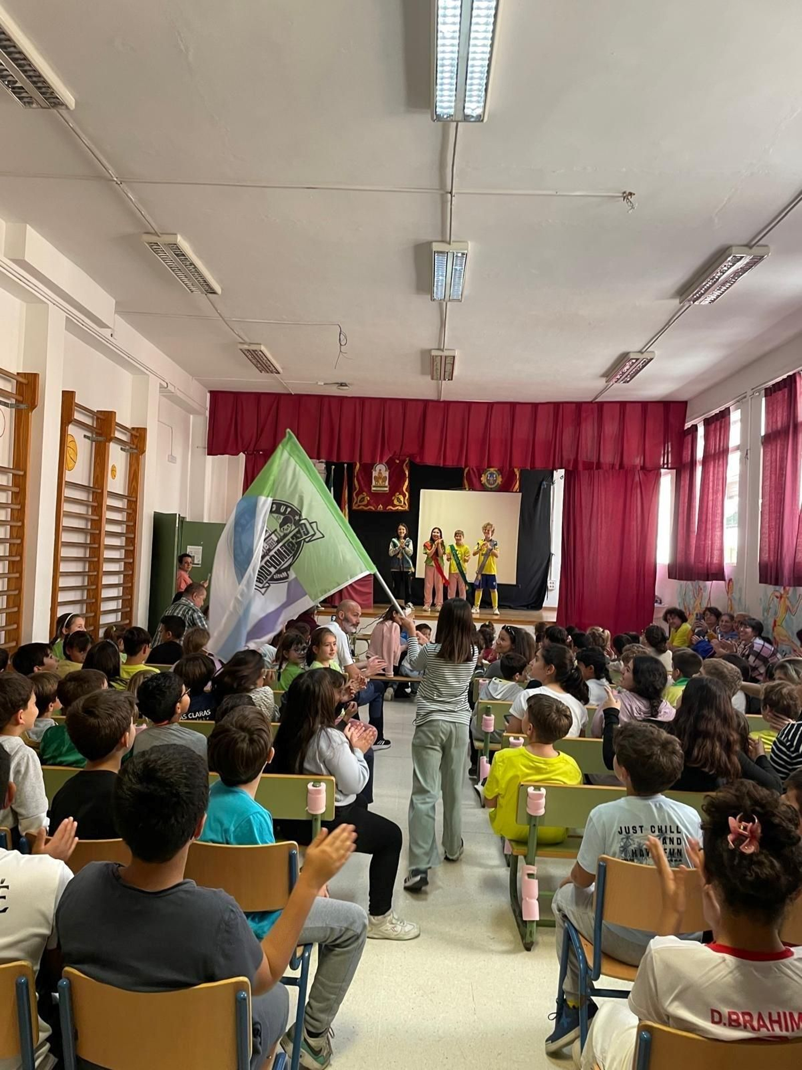 Lola, de quinto curso, presenta la bandera de esta ciudad entre aplausos. Lola, de quinto curso, presenta la bandera de esta ciudad entre aplausos.