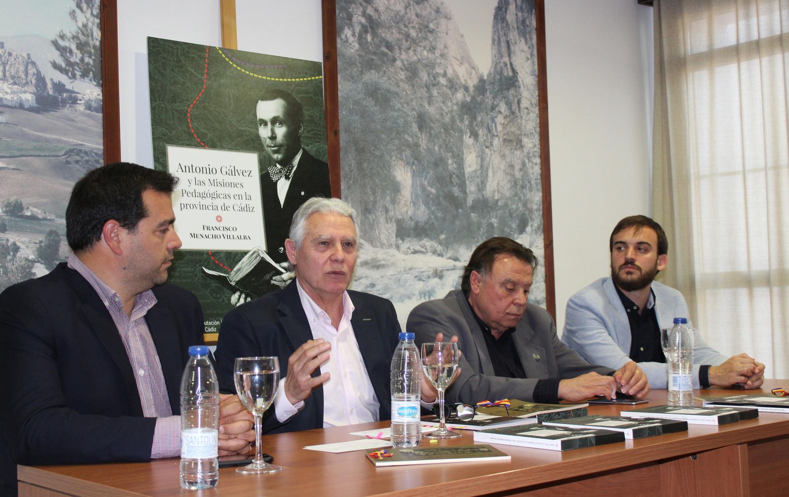 El senador, junto al alcalde y otros representantes, en la presentación.