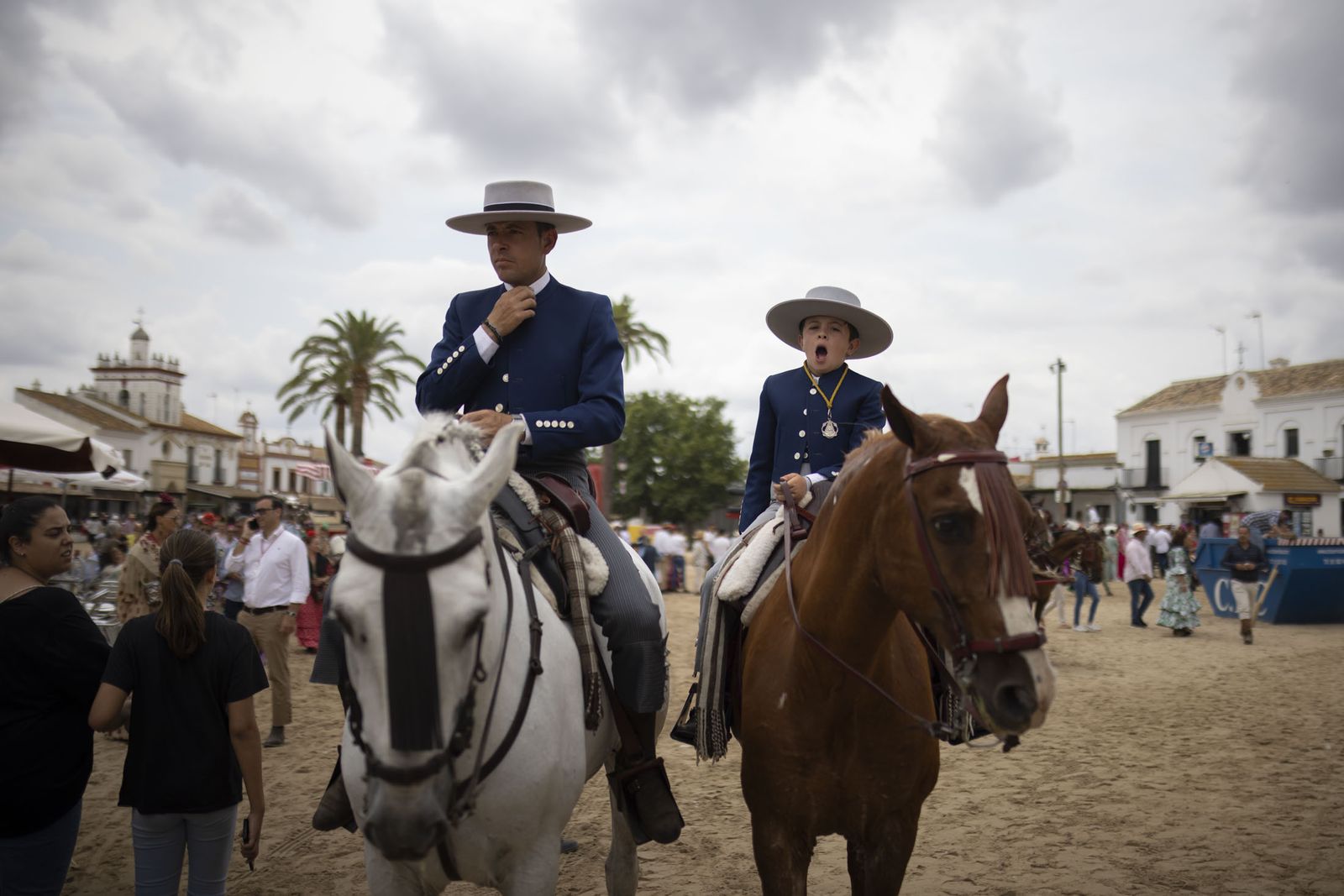 El Rocío 2023: Imágenes de ambiente en la aldea durante la presentación de las Hermandades