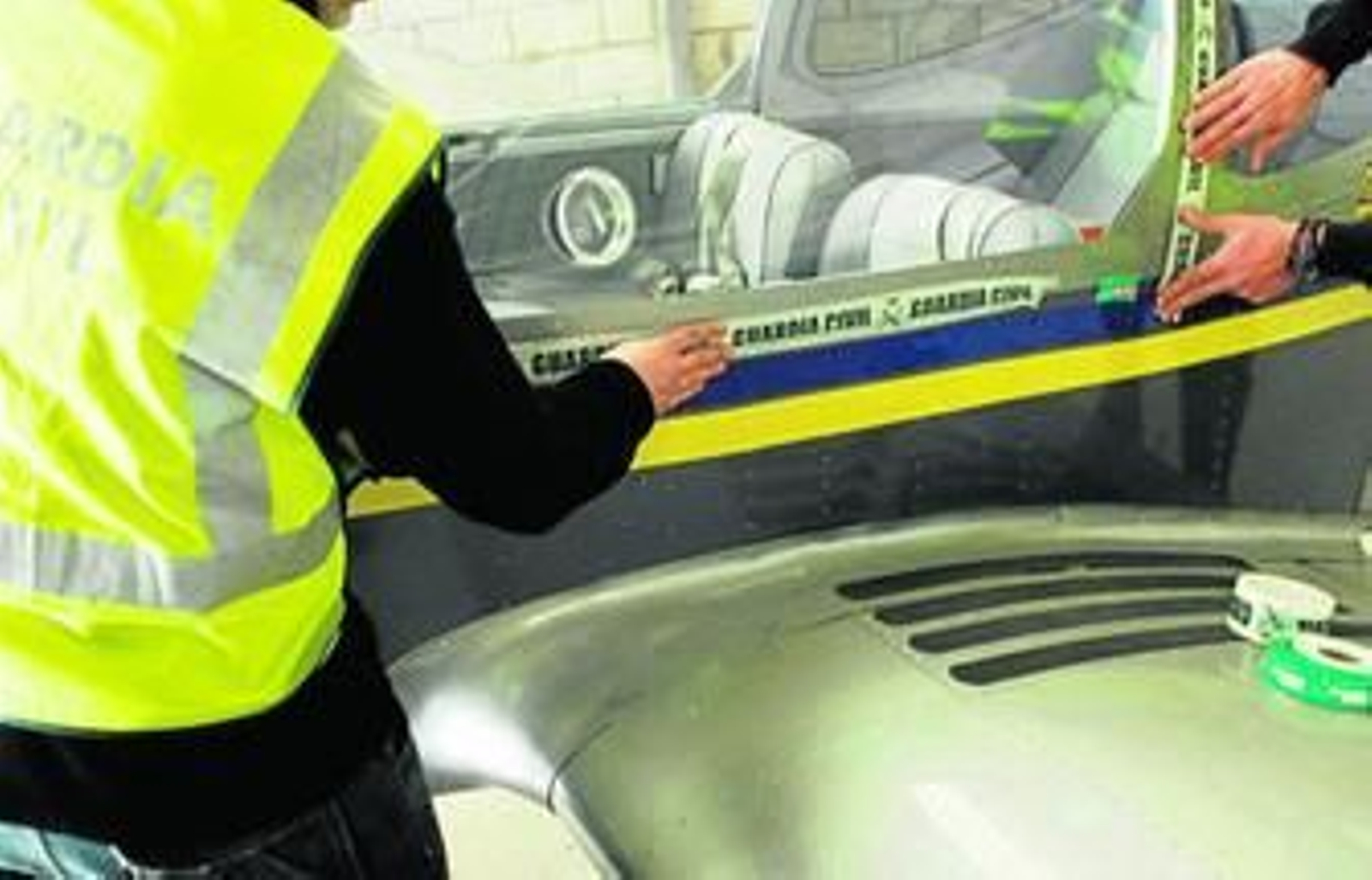 En este hangar de un aeródromo de la Sierra ha sido hallada la avioneta perdida de la red de aeronarcos.