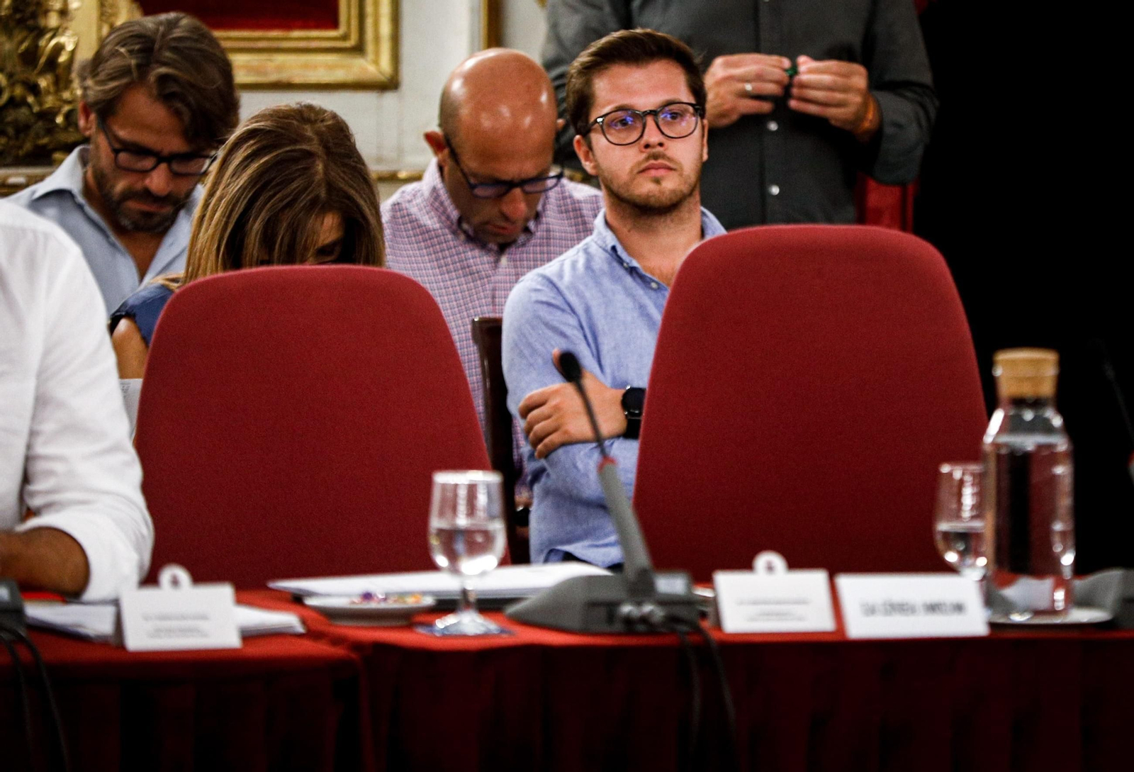 Los asientos de los diputados de La Línea 100x100 en el pleno de la Diputación durante la votación de los puntos del Madrugador.
