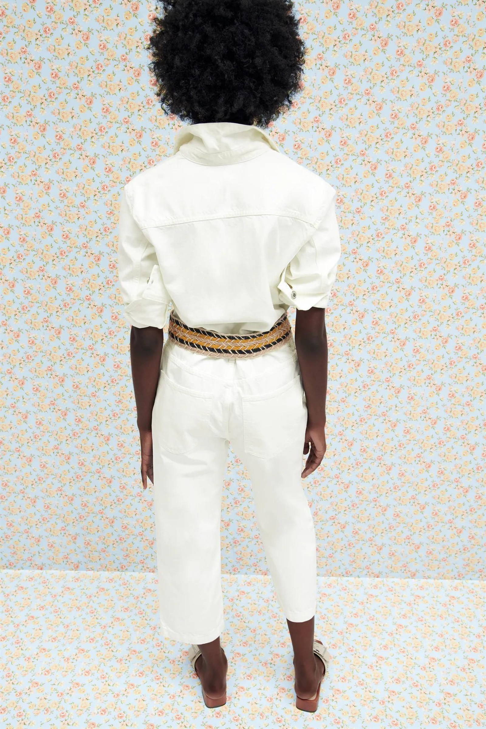 El mono vaquero de Zara de color blanco.