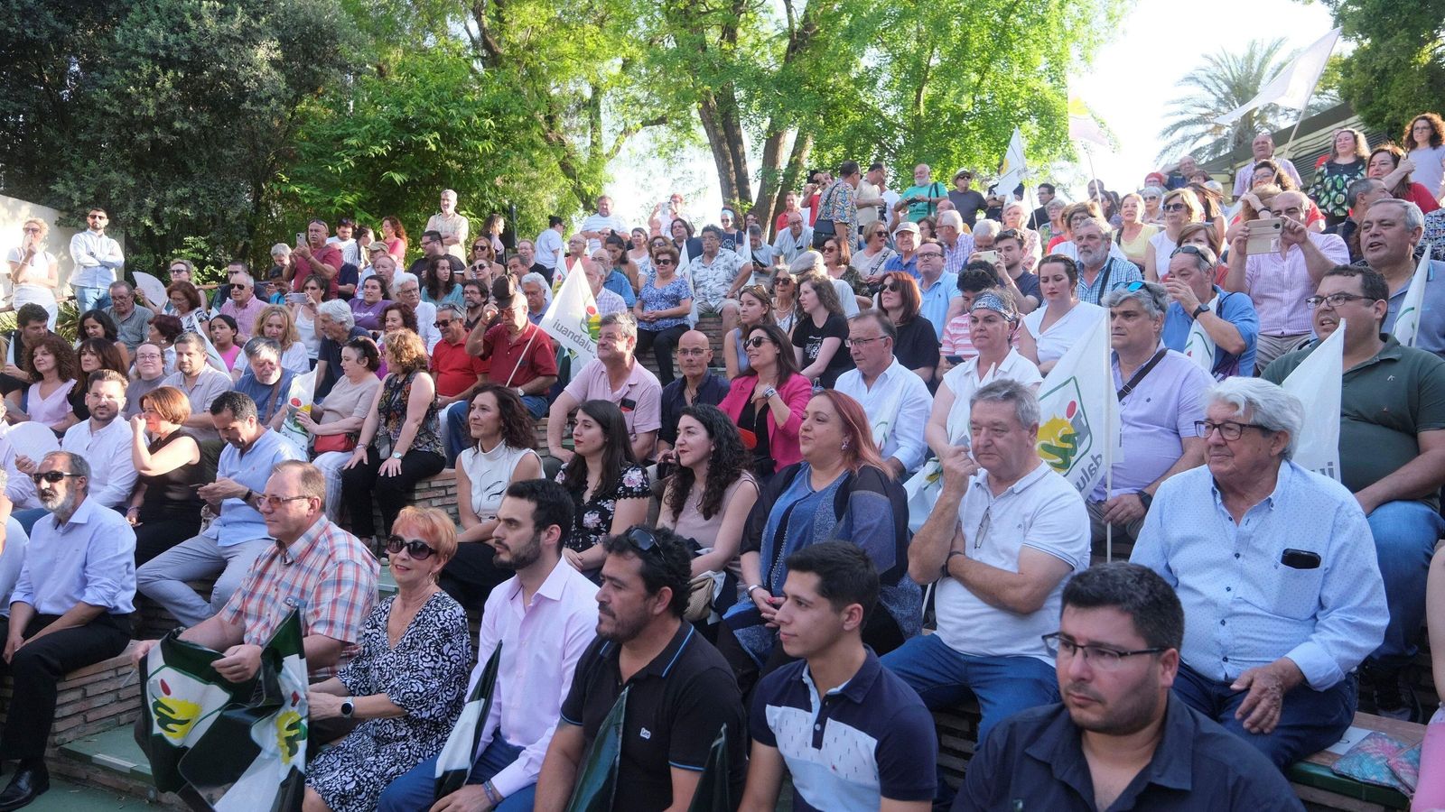 Público en el acto de IU en el Jardín Botánico de Córdoba.