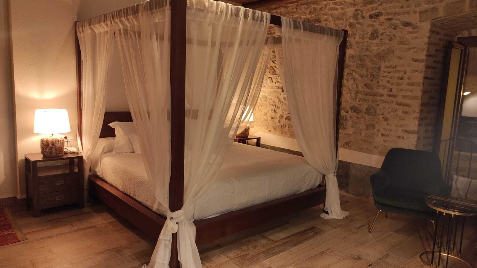 Una de las habitaciones del Hotel Palacio Conde del Álamo