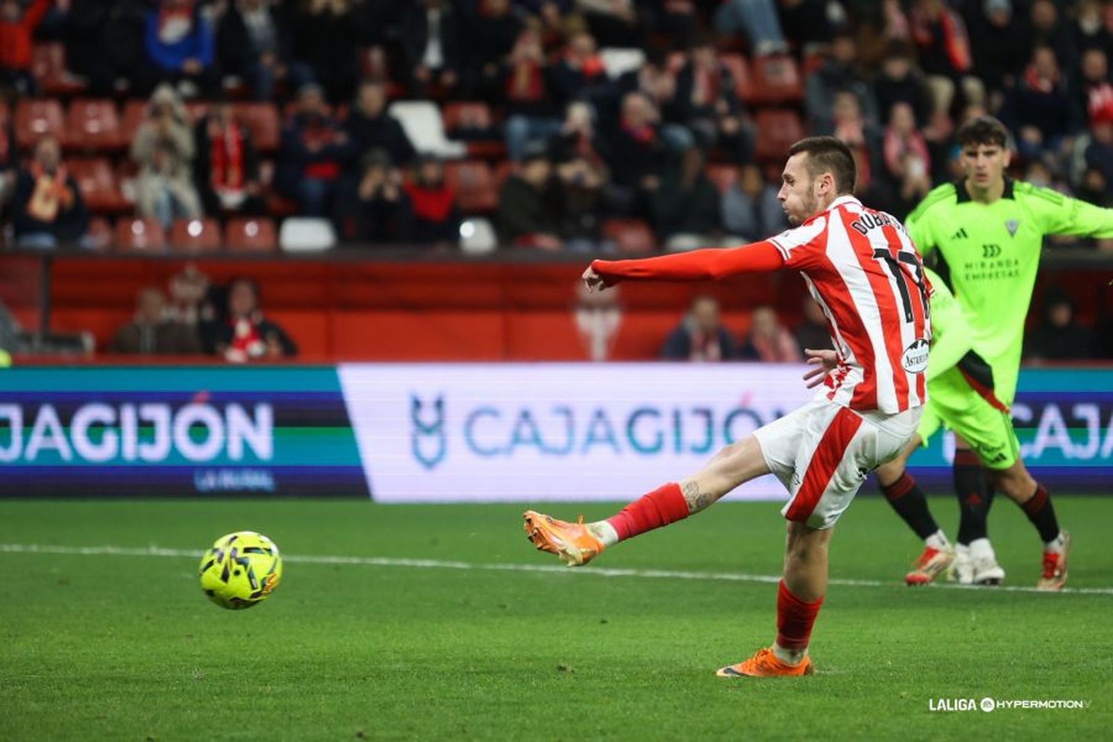 El Sporting golea al colista Mirandés, próximo rival del Málaga CF