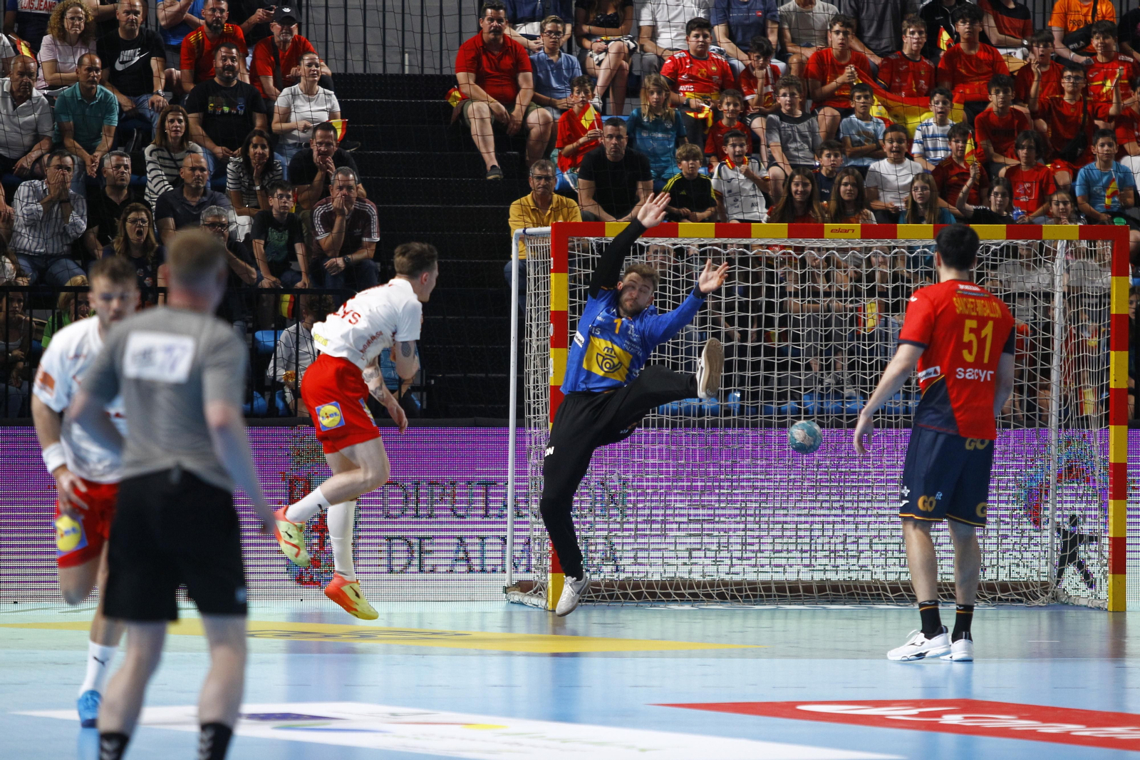 Imágenes del España-Dinamarca de la EHF Euro Cup de balonmano, en Almería