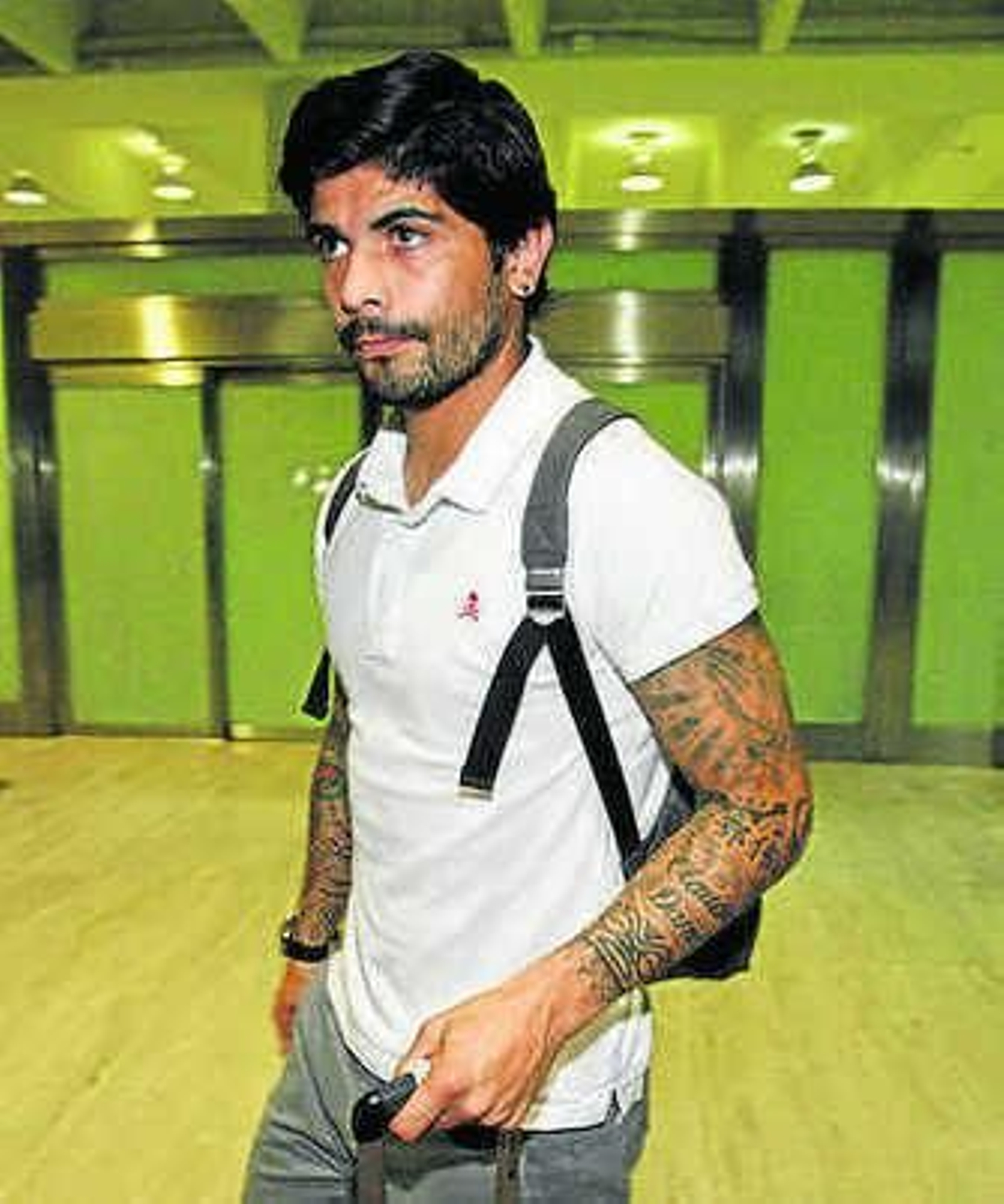 Éver Banega, ayer en el aeropuerto.
