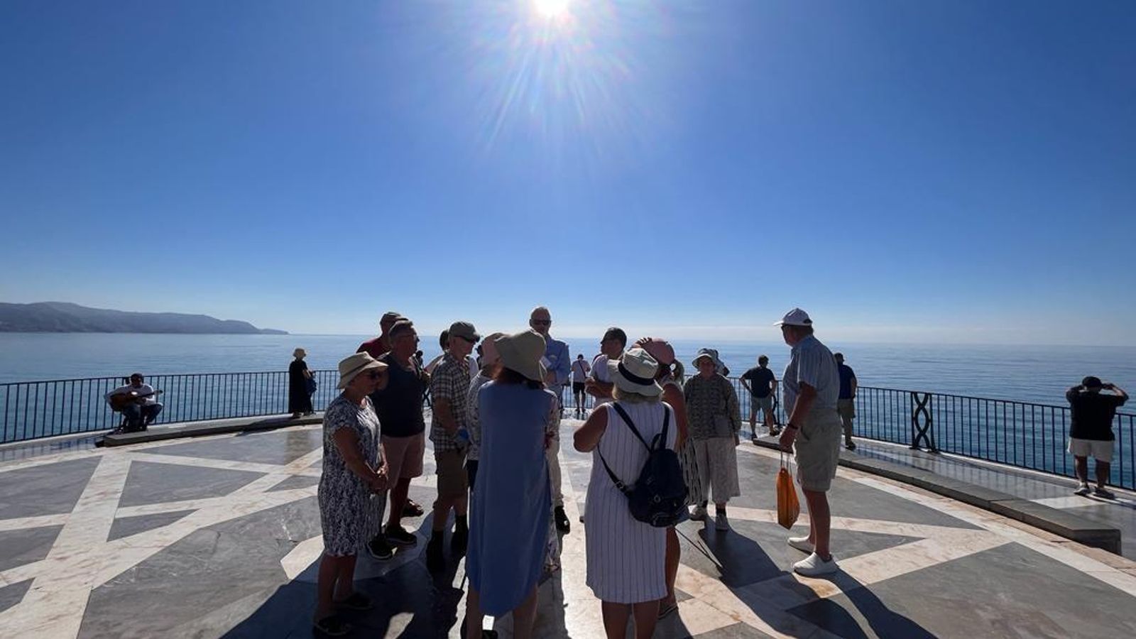 Unos turistas en una visita guiada en el Balcón de Europa Unos turistas en una visita guiada en el Balcón de Europa